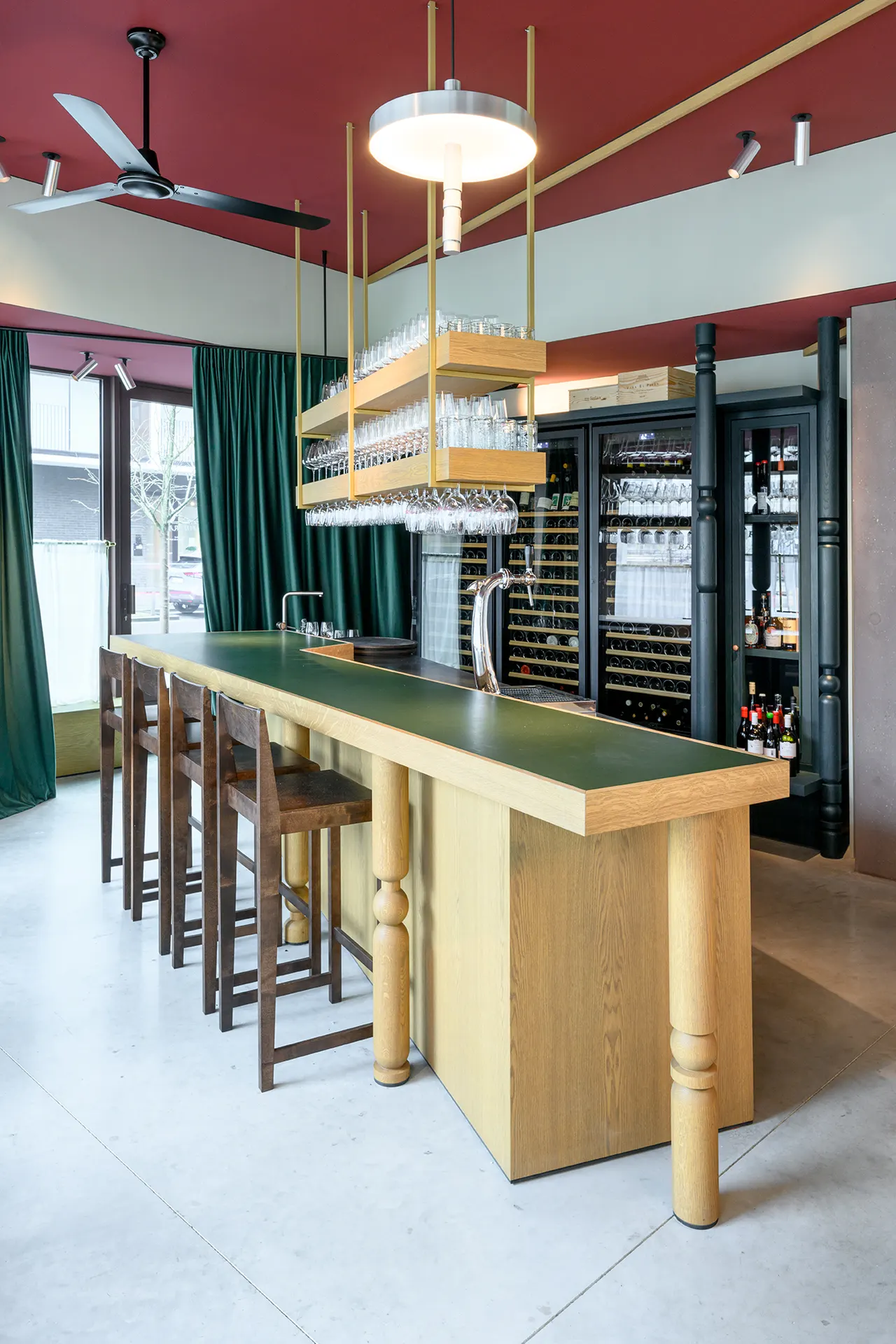 Lange toog met groen blad en eiken poten in wijnbar Bar Misera, Antwerpen