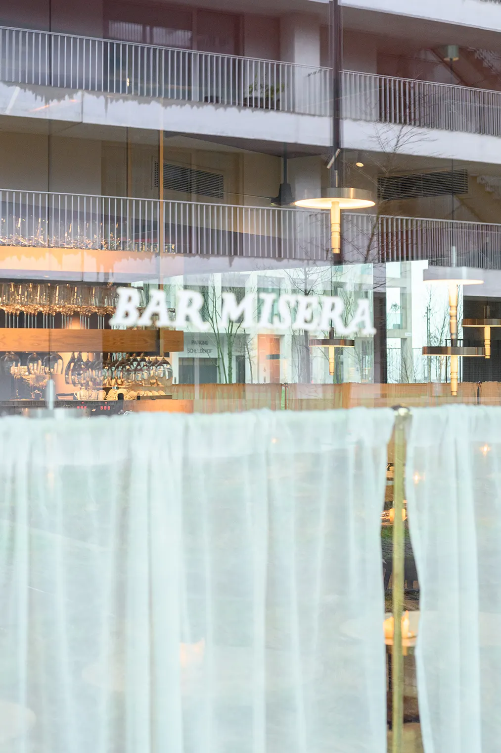 Gevel van Bar Misera op Nieuw Zuid met café-gordijn
