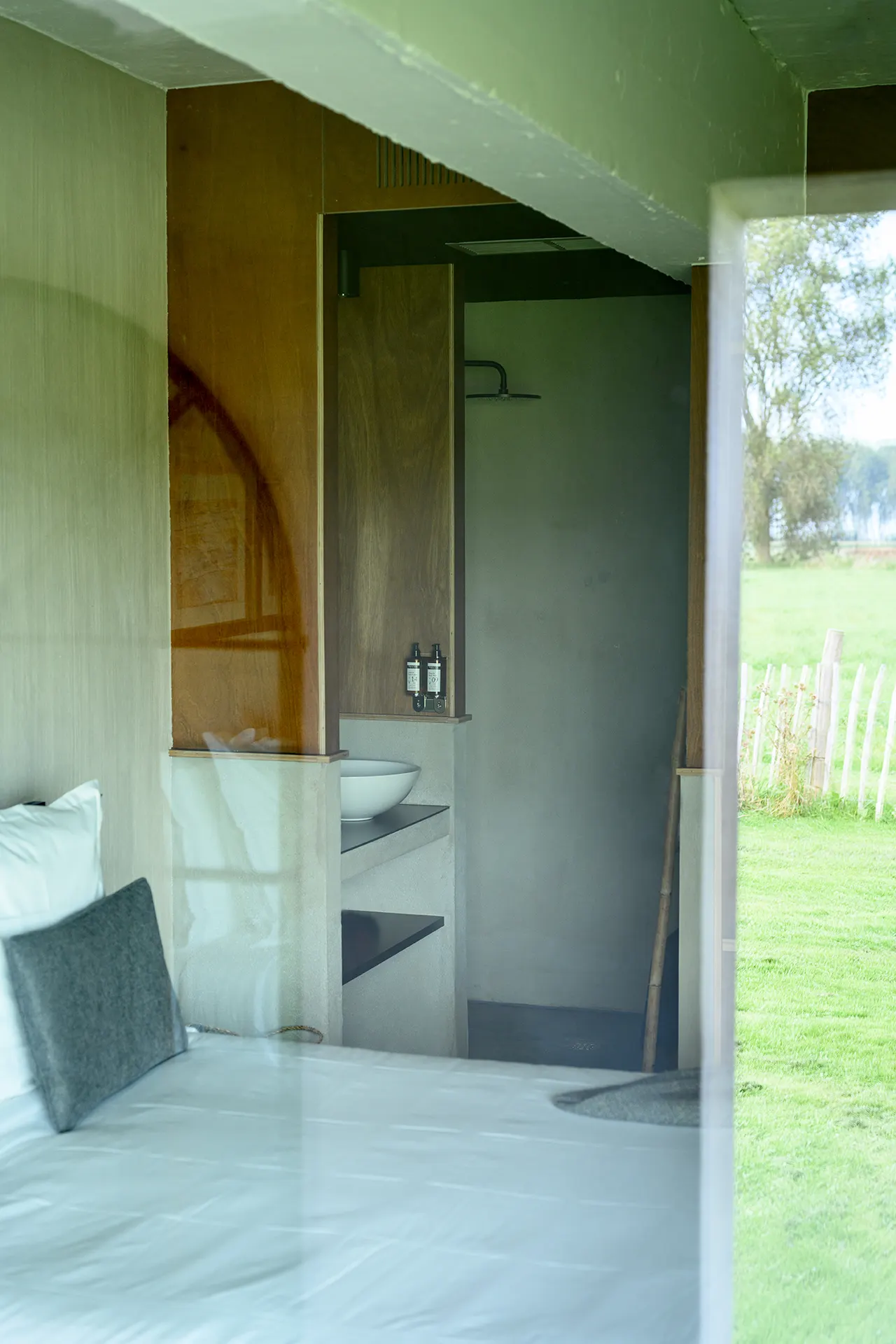 Badkamer met glazen wand en zicht op de tuin
