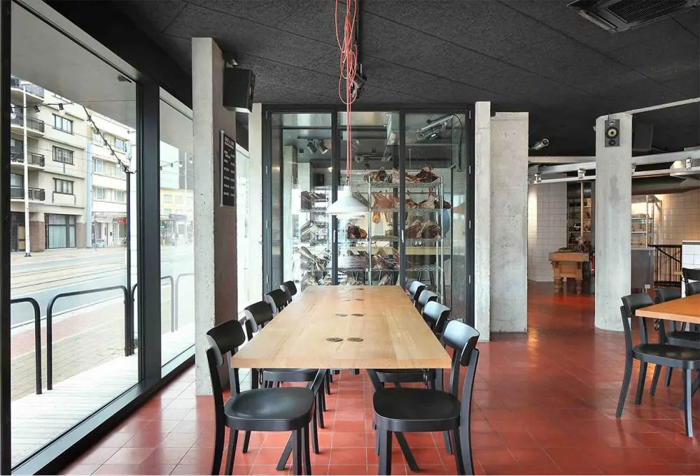 Lange tafel langs de glazen gevel van Carcasse