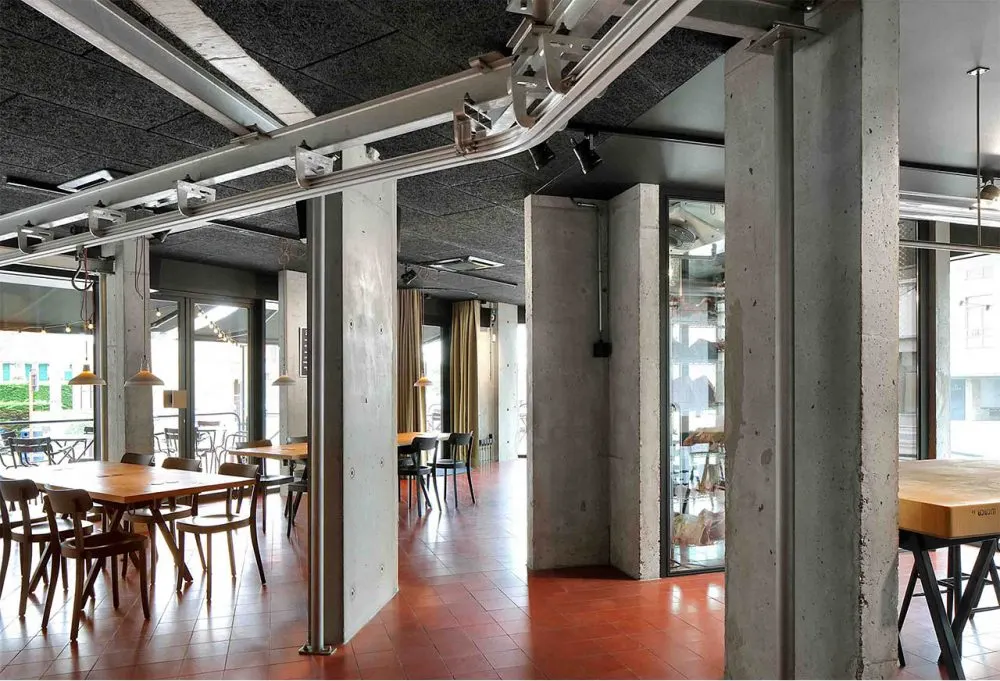 Railsysteem aan het plafond boven de tafels
