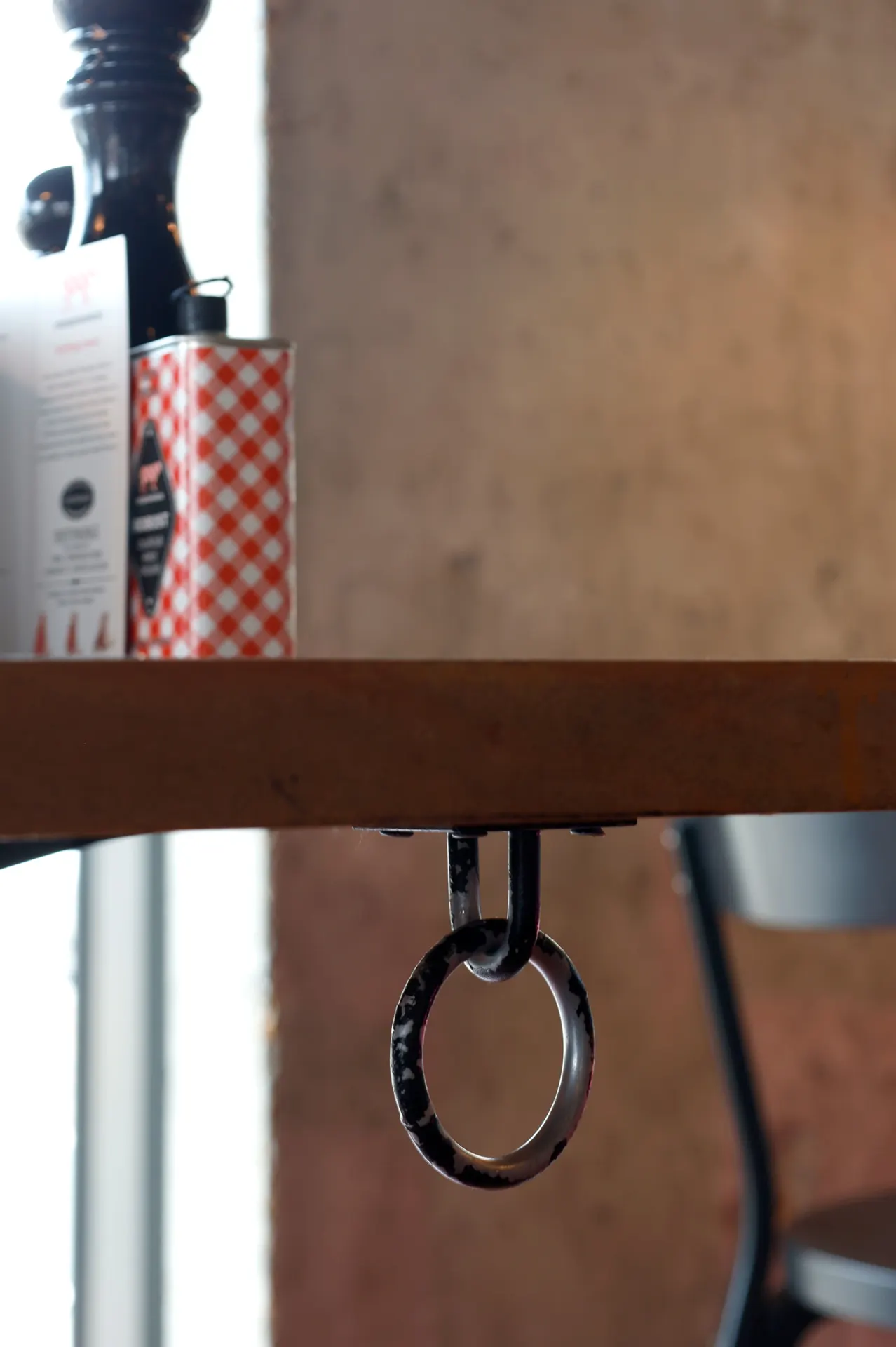 Stalen ring aan een houten blad