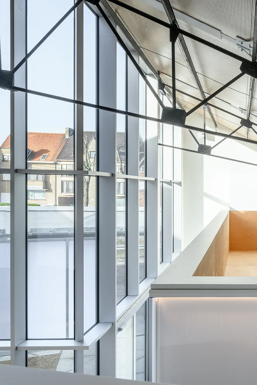 Stalen spanten en glaspartij boven de verdieping