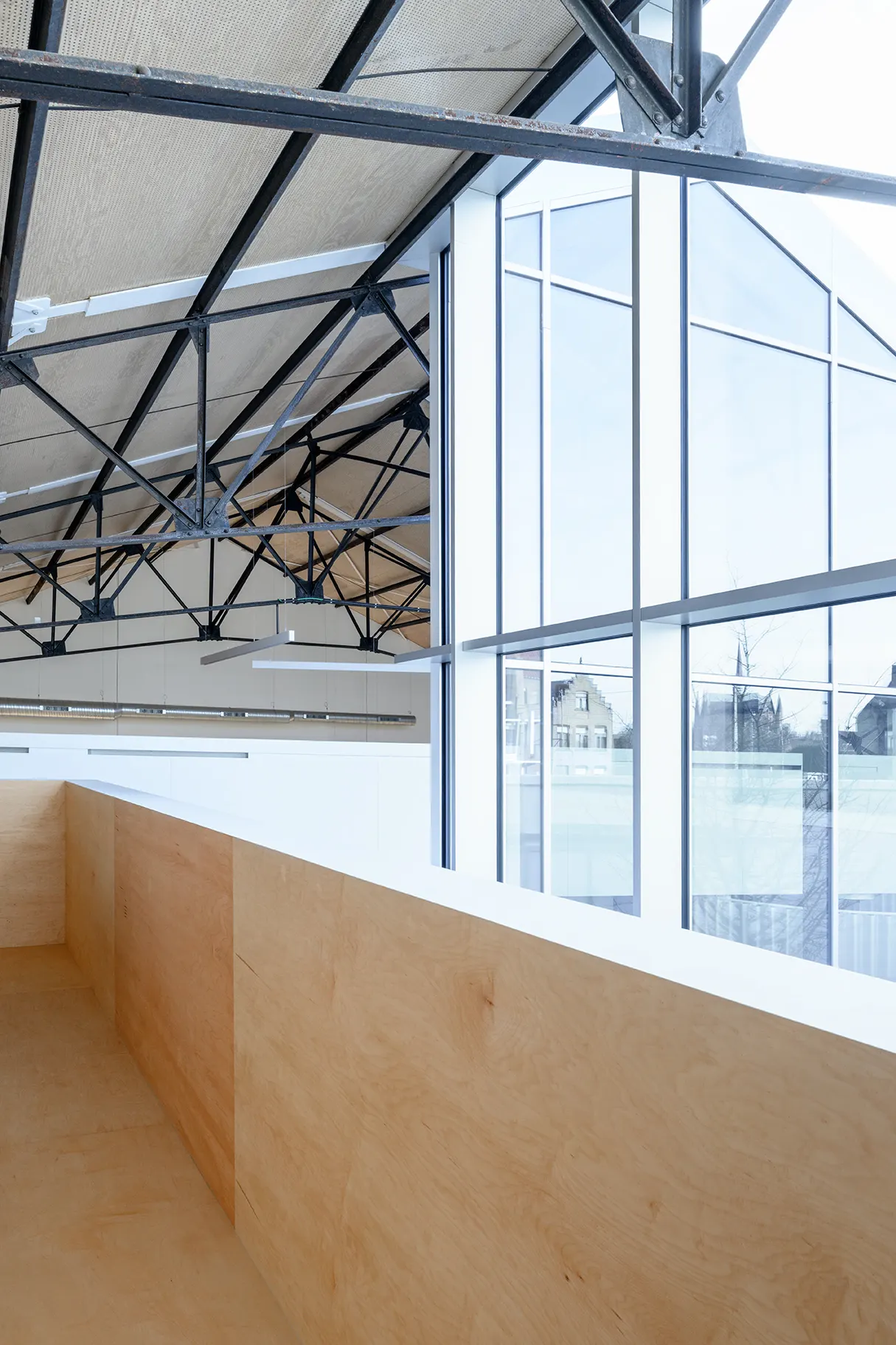 Multiplex borstwering op de verdieping onder het glazen dak