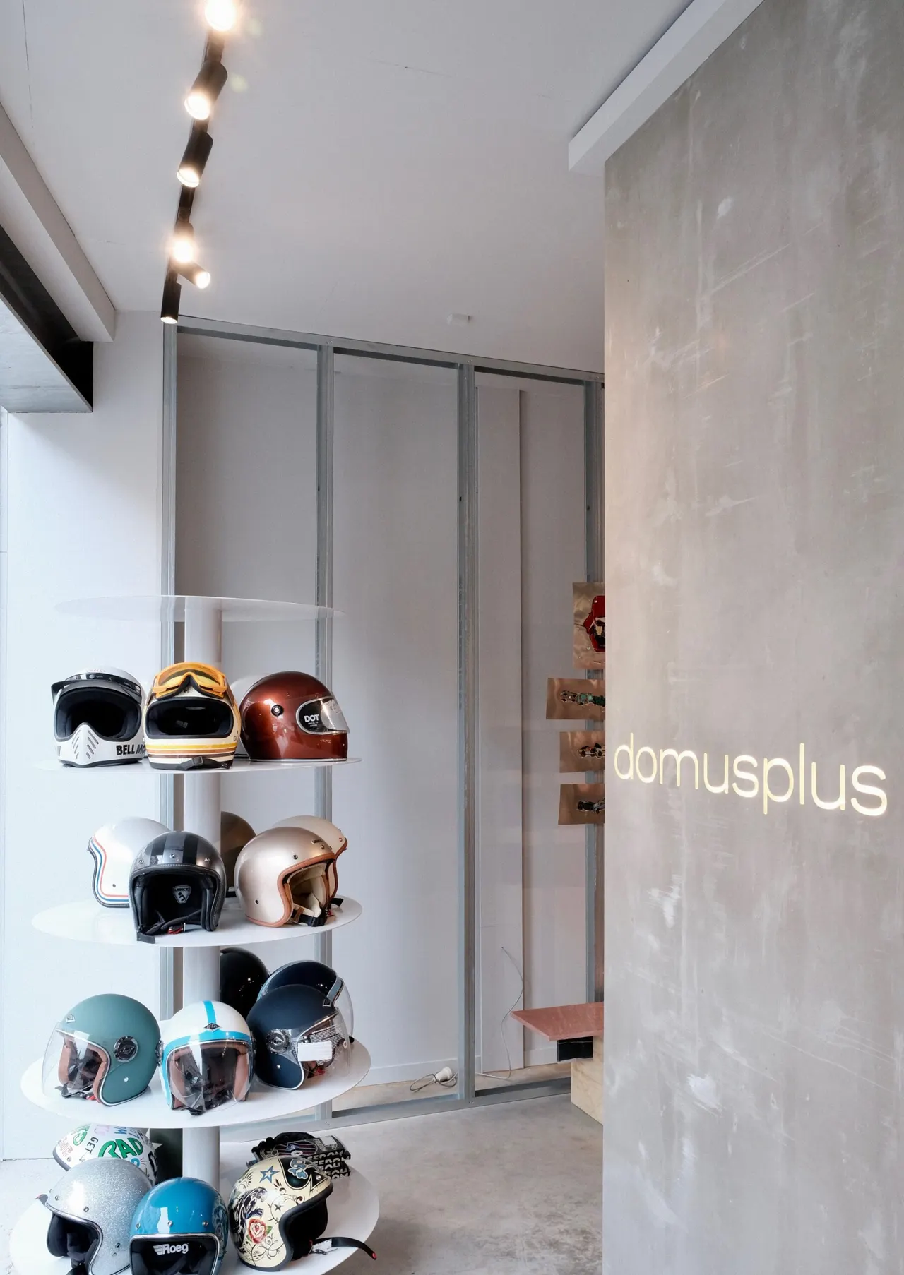 Wandrek met helmen naast het logo van Domus Plus