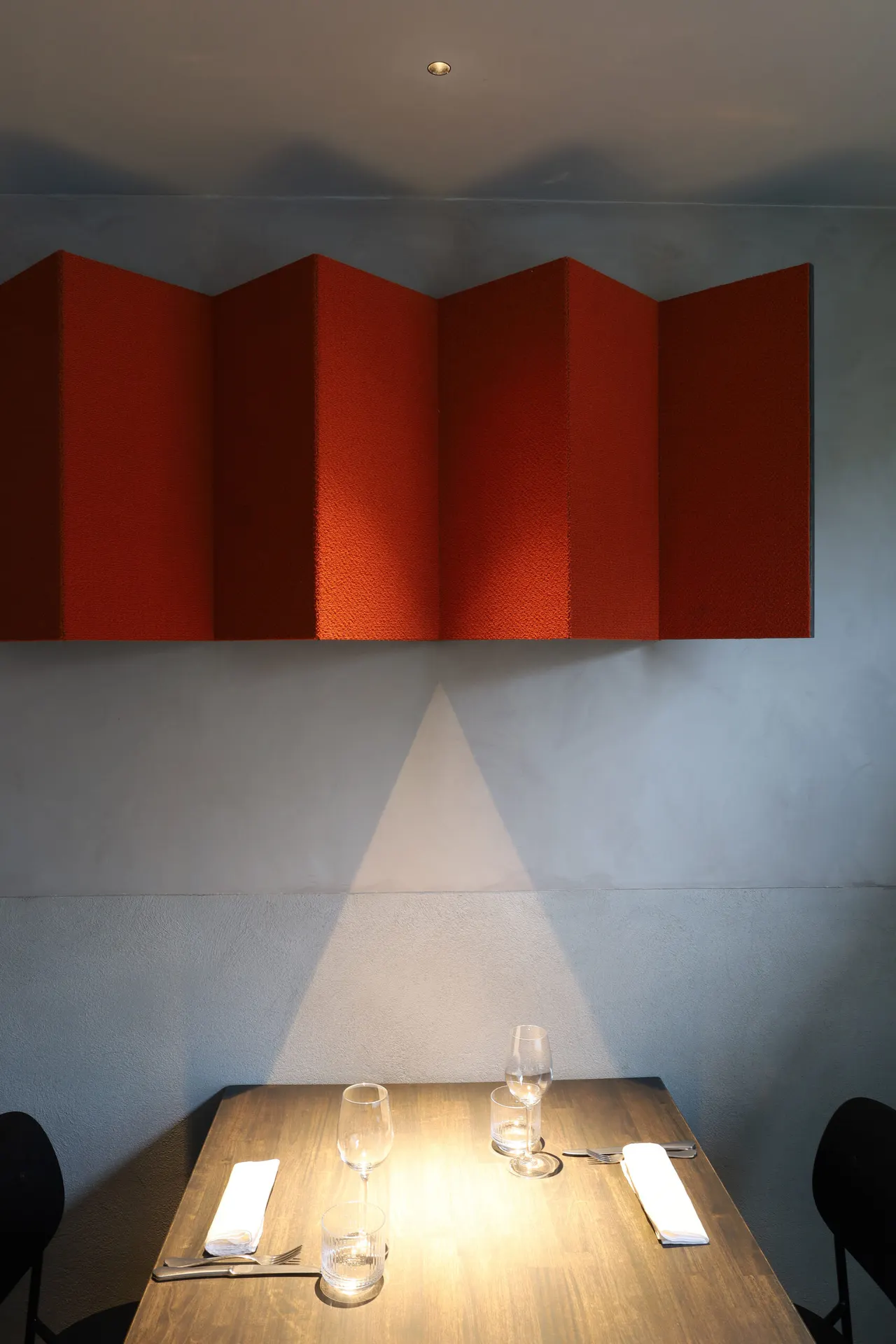 Het vliegend tapijt als gevouwen rood plafond boven een tafel