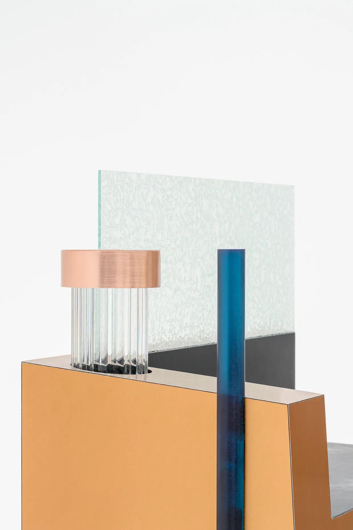 Krug-trolley met koperen bovenkant en geribd glas