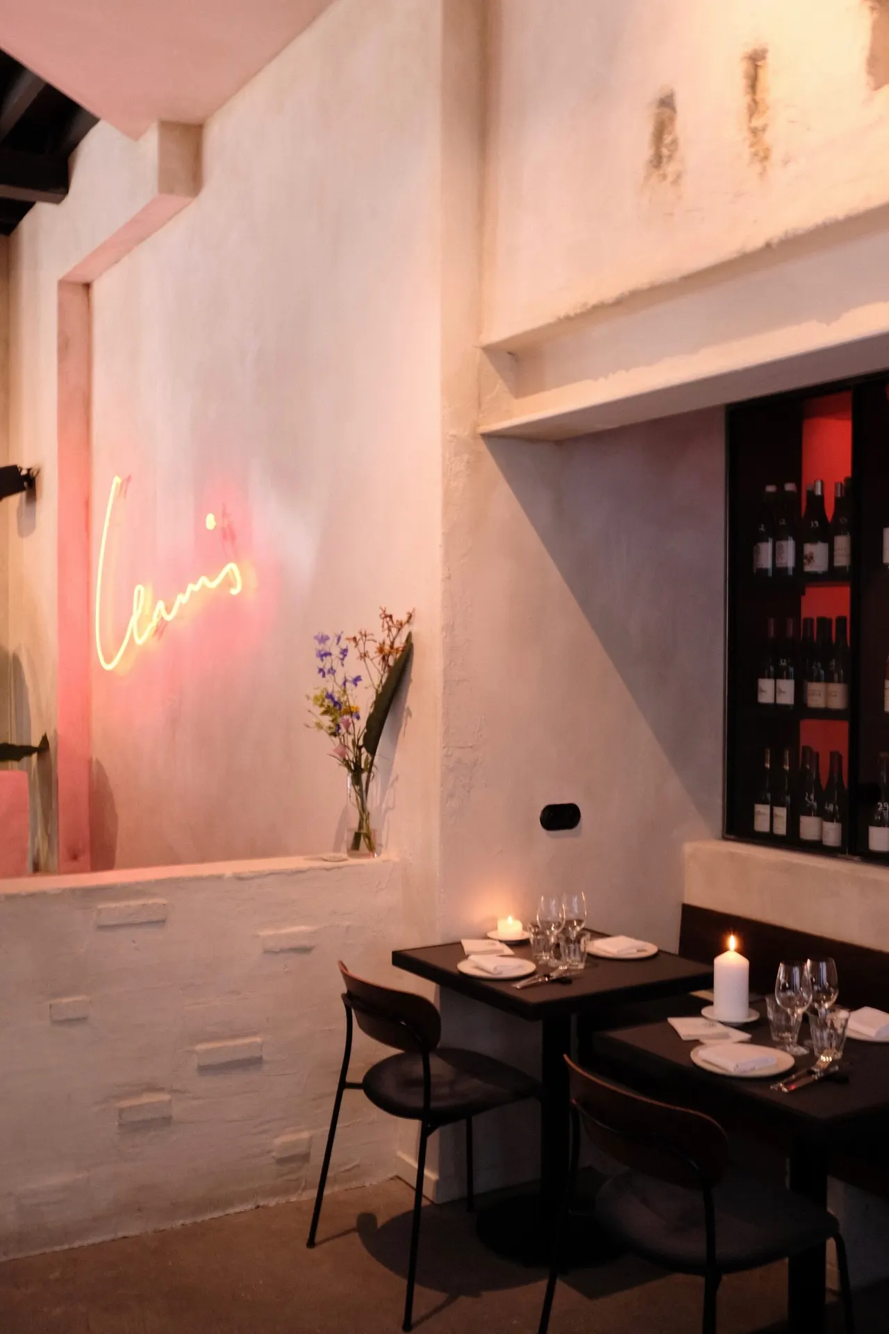 Gedekte tafels en roze neon in restaurant Lewis in Antwerpen