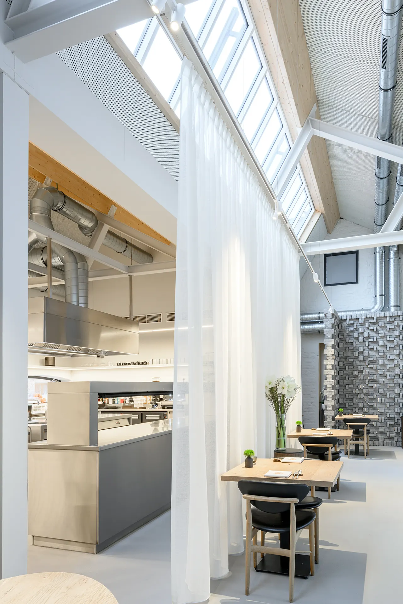 Keuken achter glasgordijnen, gezien vanuit de zaal