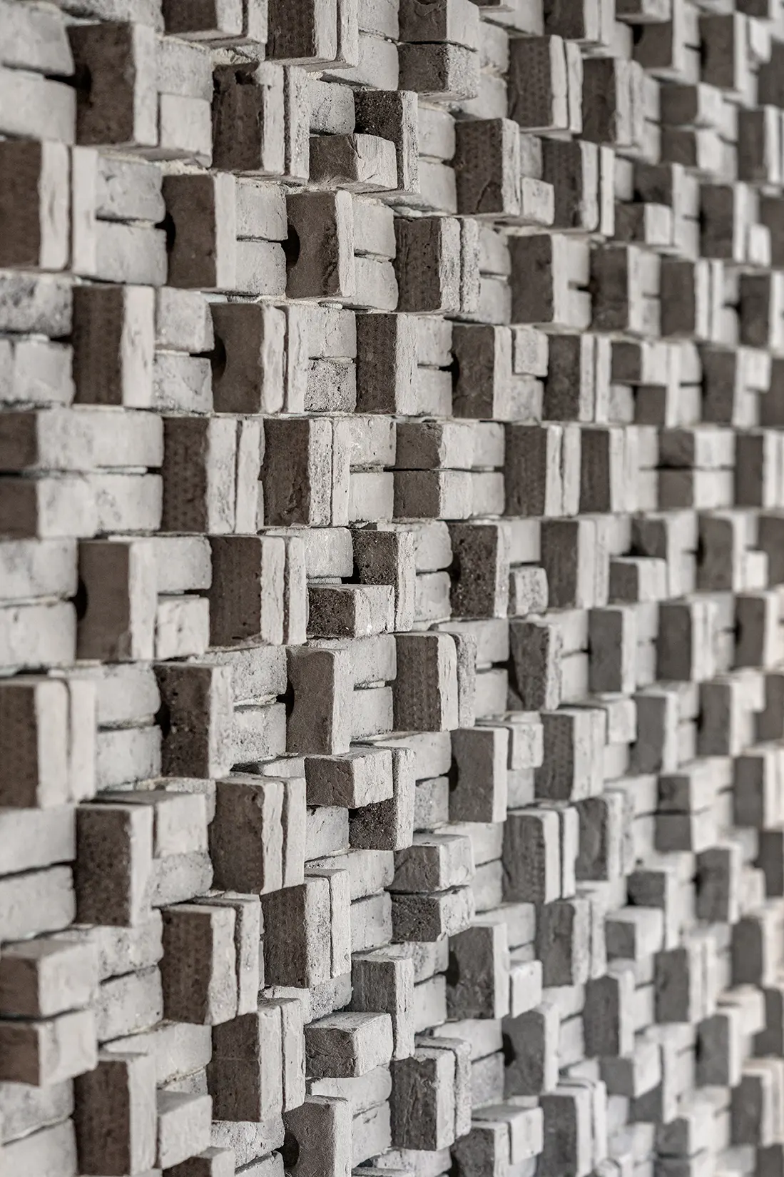 Detail van het grijze reliëfmetselwerk