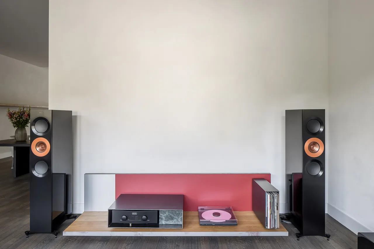 Muziekkamer met rode bank, DJ-meubel en KEF-speakers
