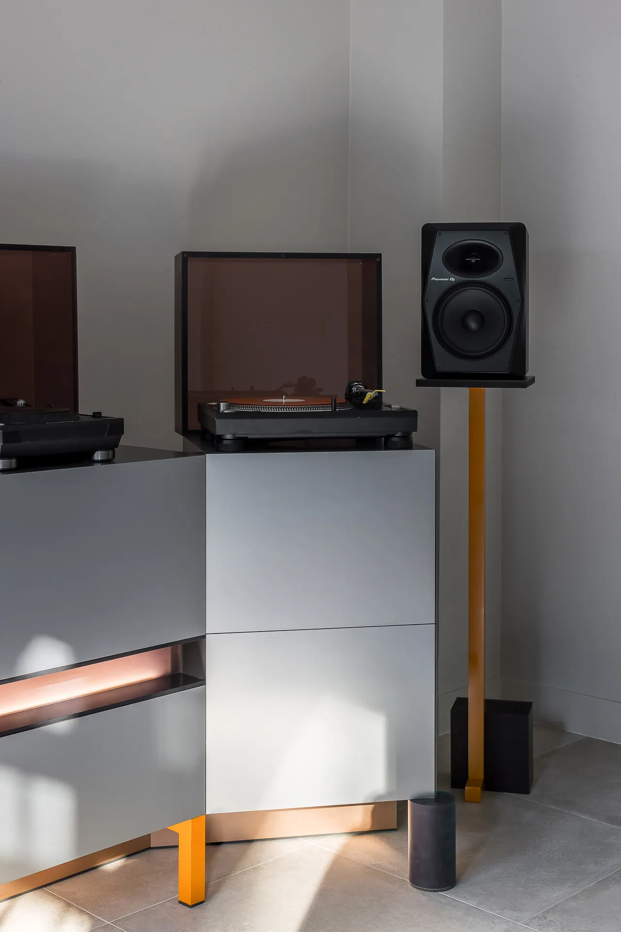 DJ-meubel met platenspeler en speaker op sokkel
