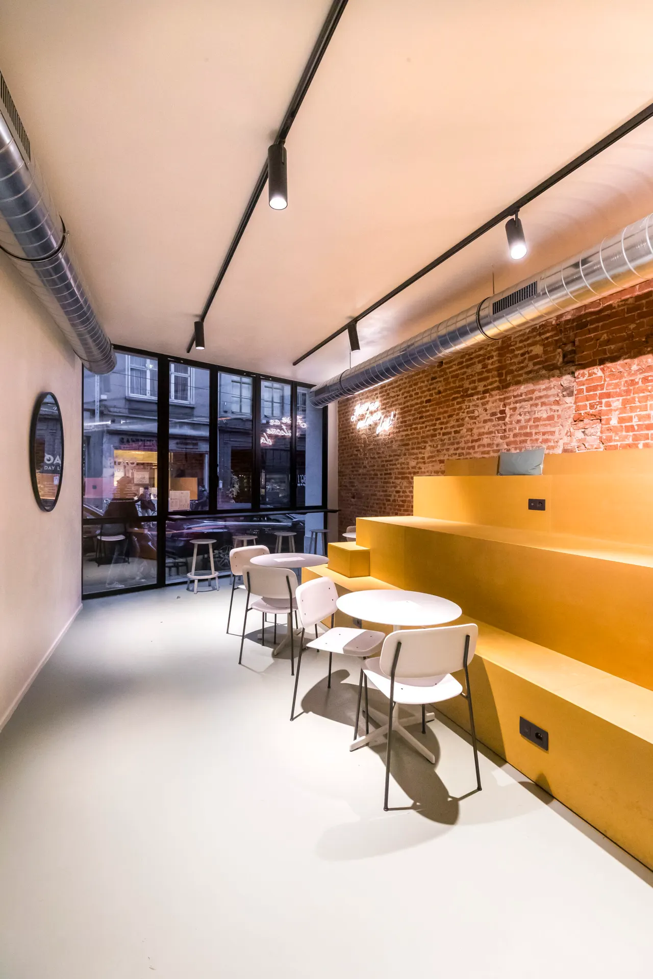 Gele trapbank langs een bakstenen wand in Oatsdaylong
