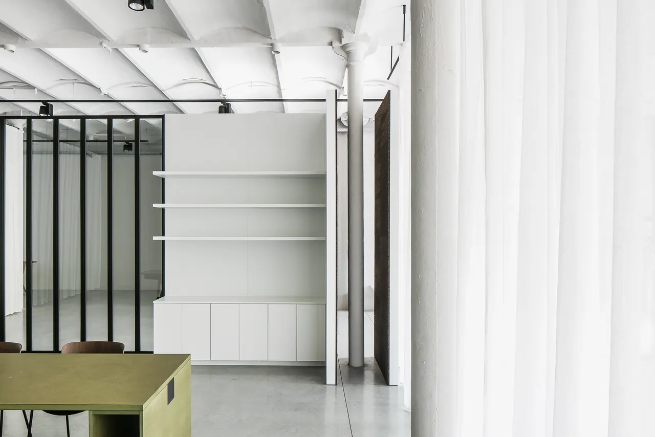 Witte kastwand en zwarte glaswand naast een voile