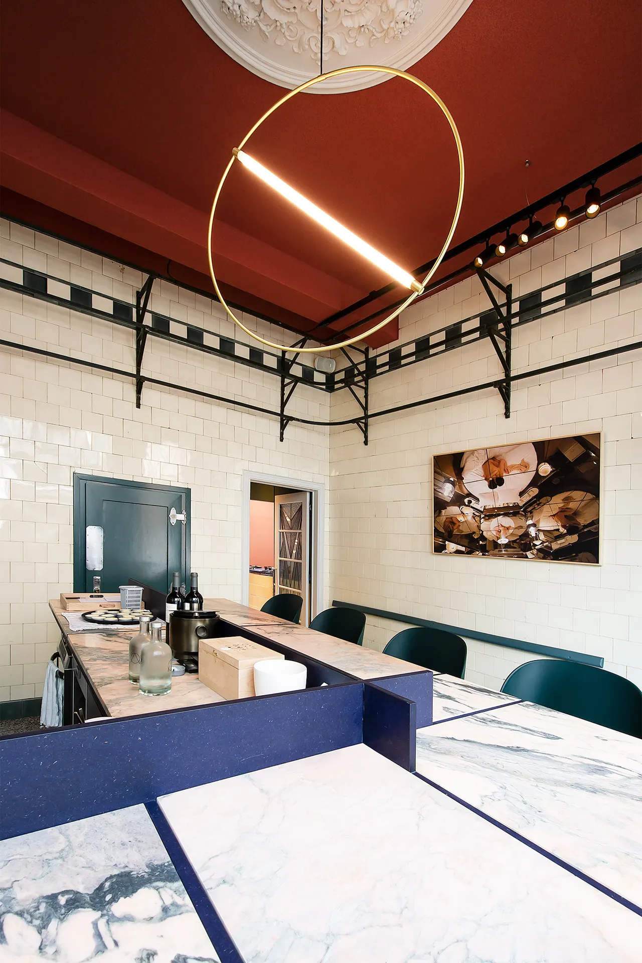 Eetzaal met terracotta plafond en ronde lamp in Souvenir