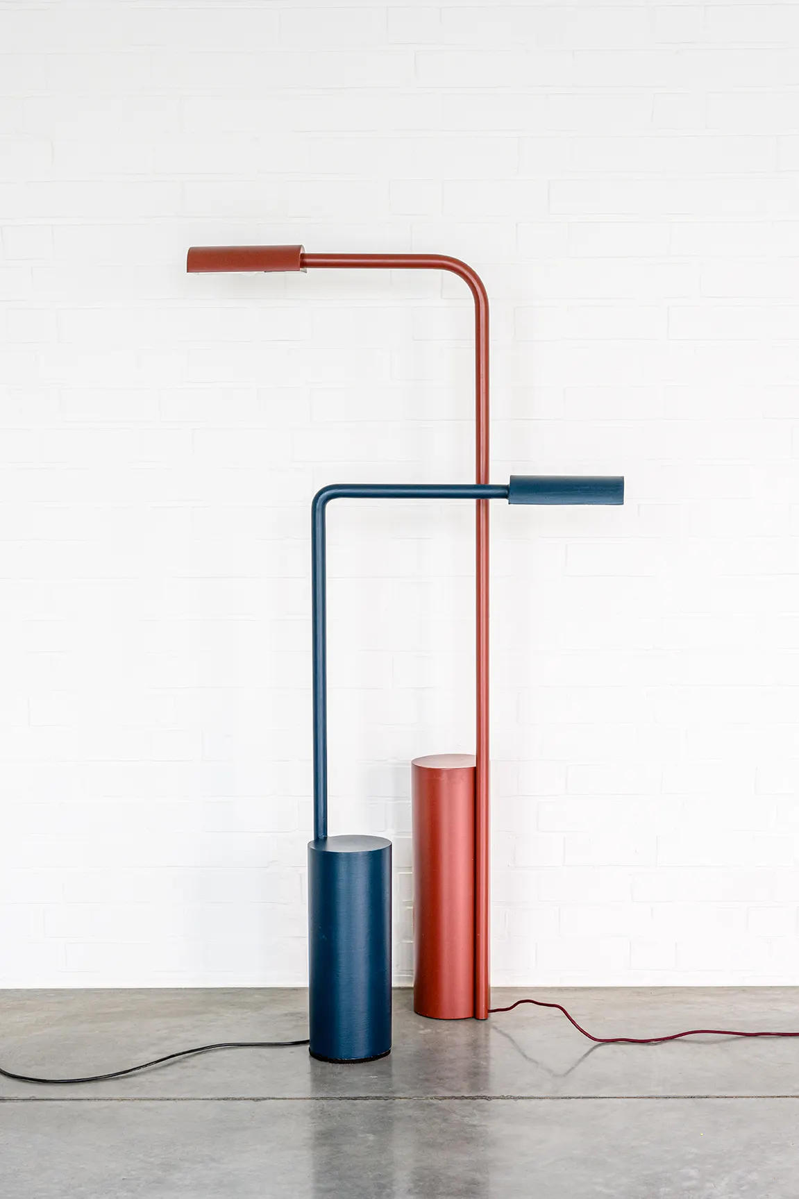 Staanlampen uit terracotta en blauwe buizen uit de reeks Mixture