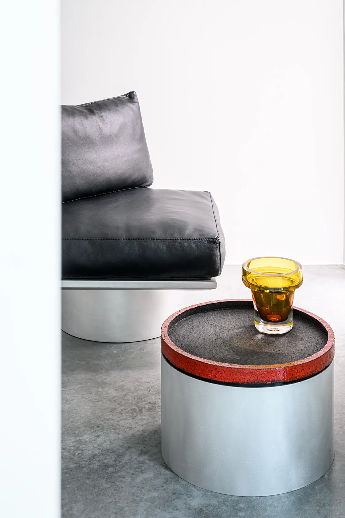 Bijzettafel in aluminium met glas en zwart lederen zetel
