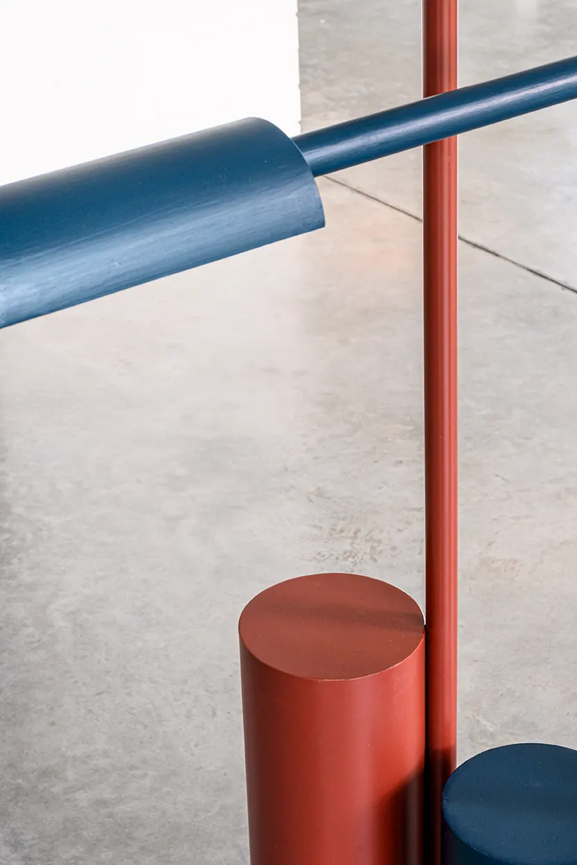 Blauwe lampkop en terracotta voet van de staanlamp