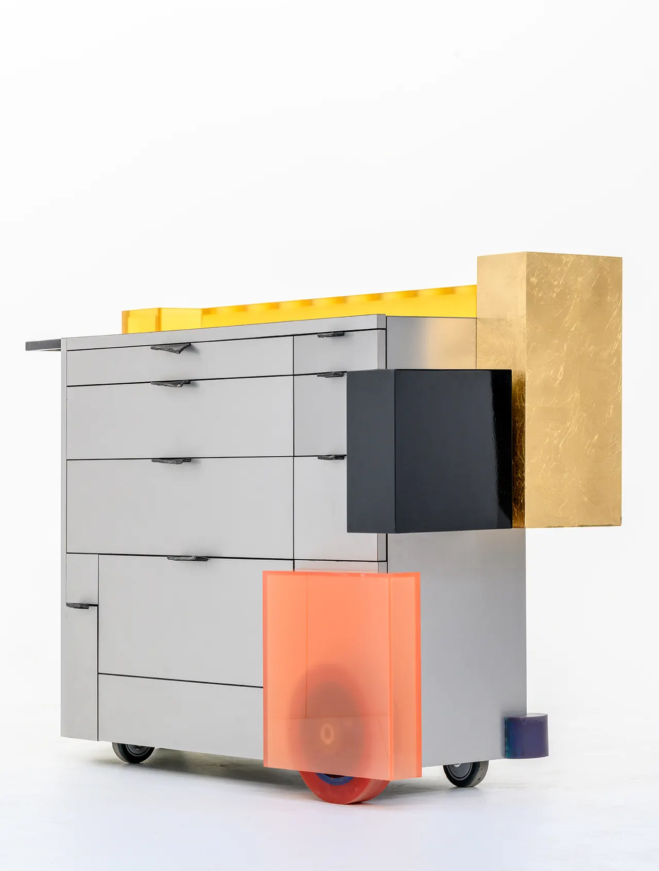 Le Chariot, aluminium digestiefkar met gele, gouden en zwarte volumes voor The Jane