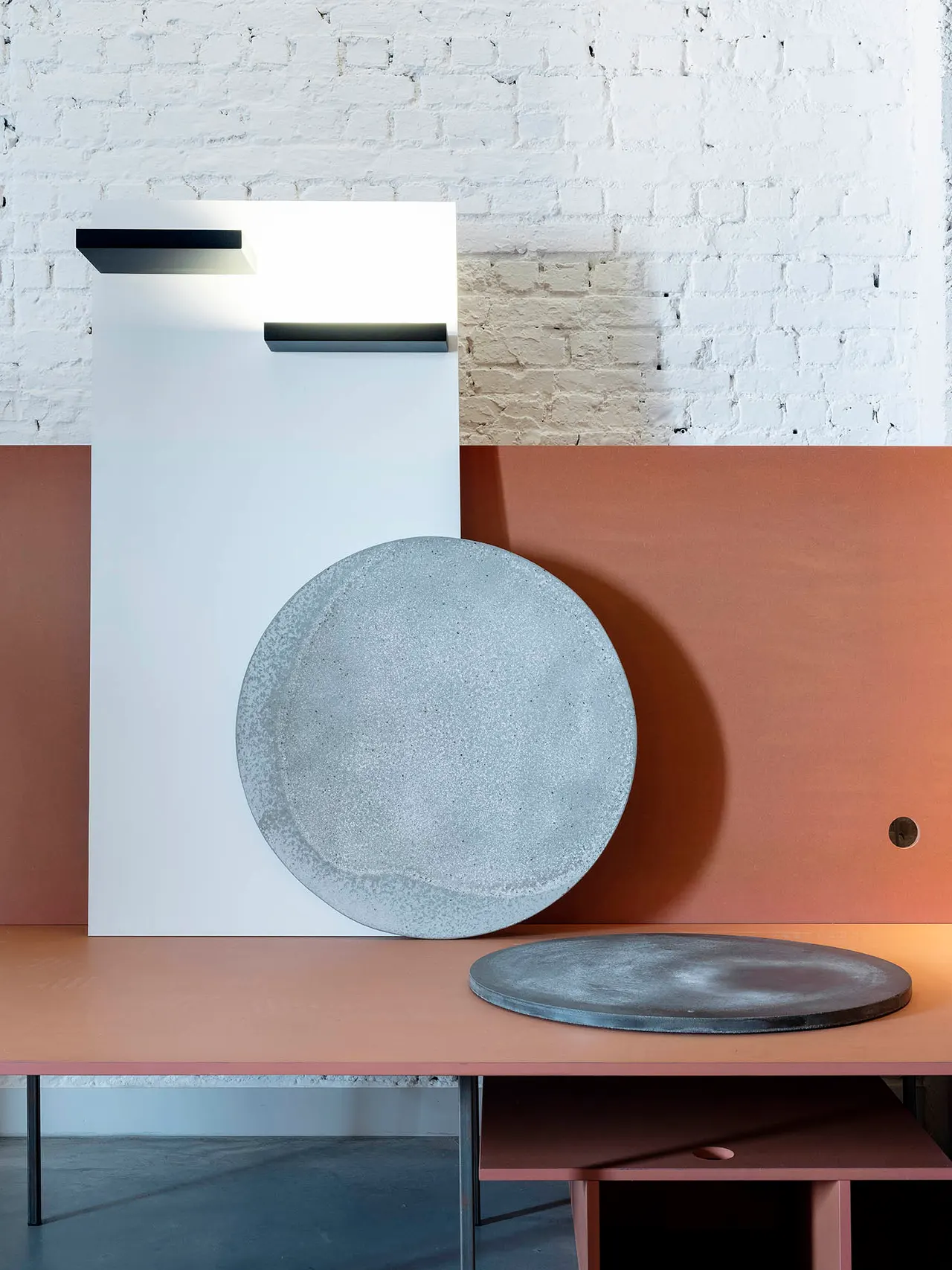 Ronde objecten op een terracotta presentatievlak