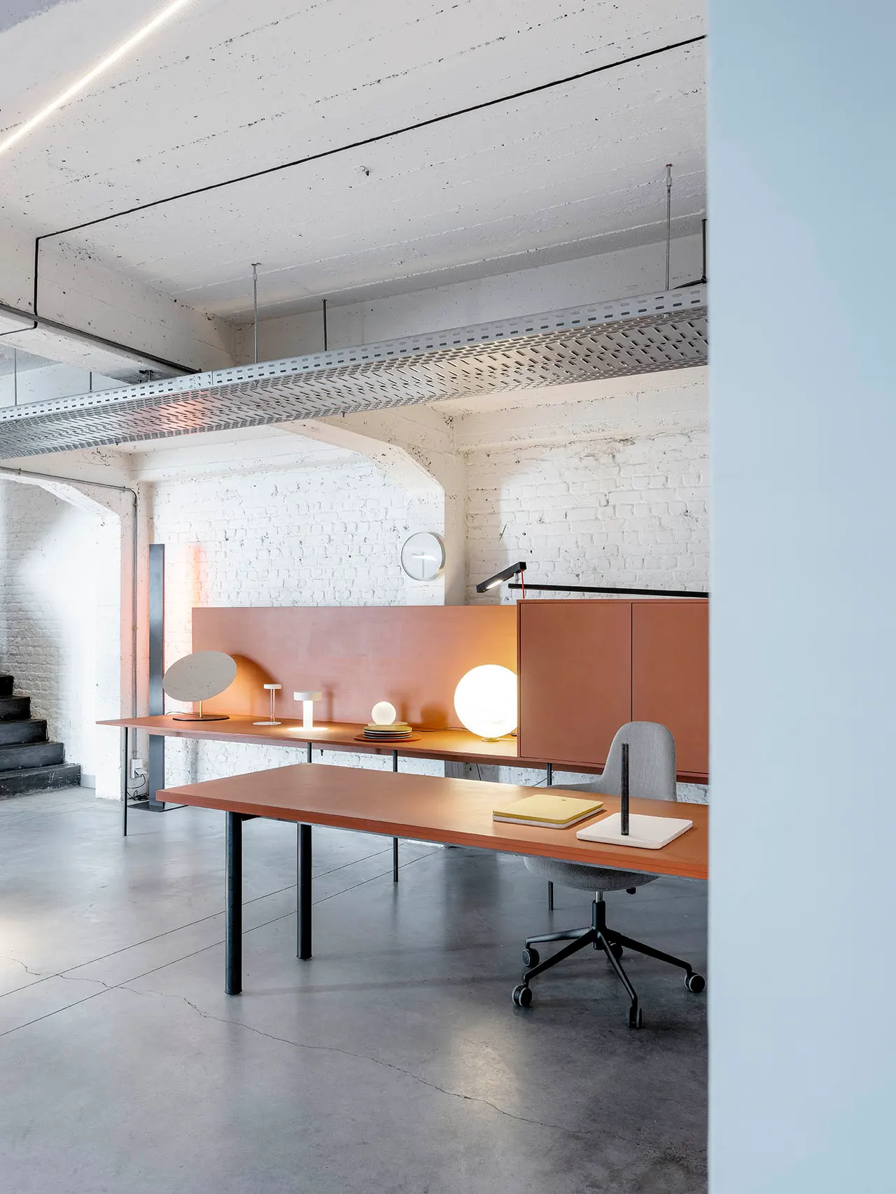 Kantoortafel in terracotta MDF in de oude fabriekshal