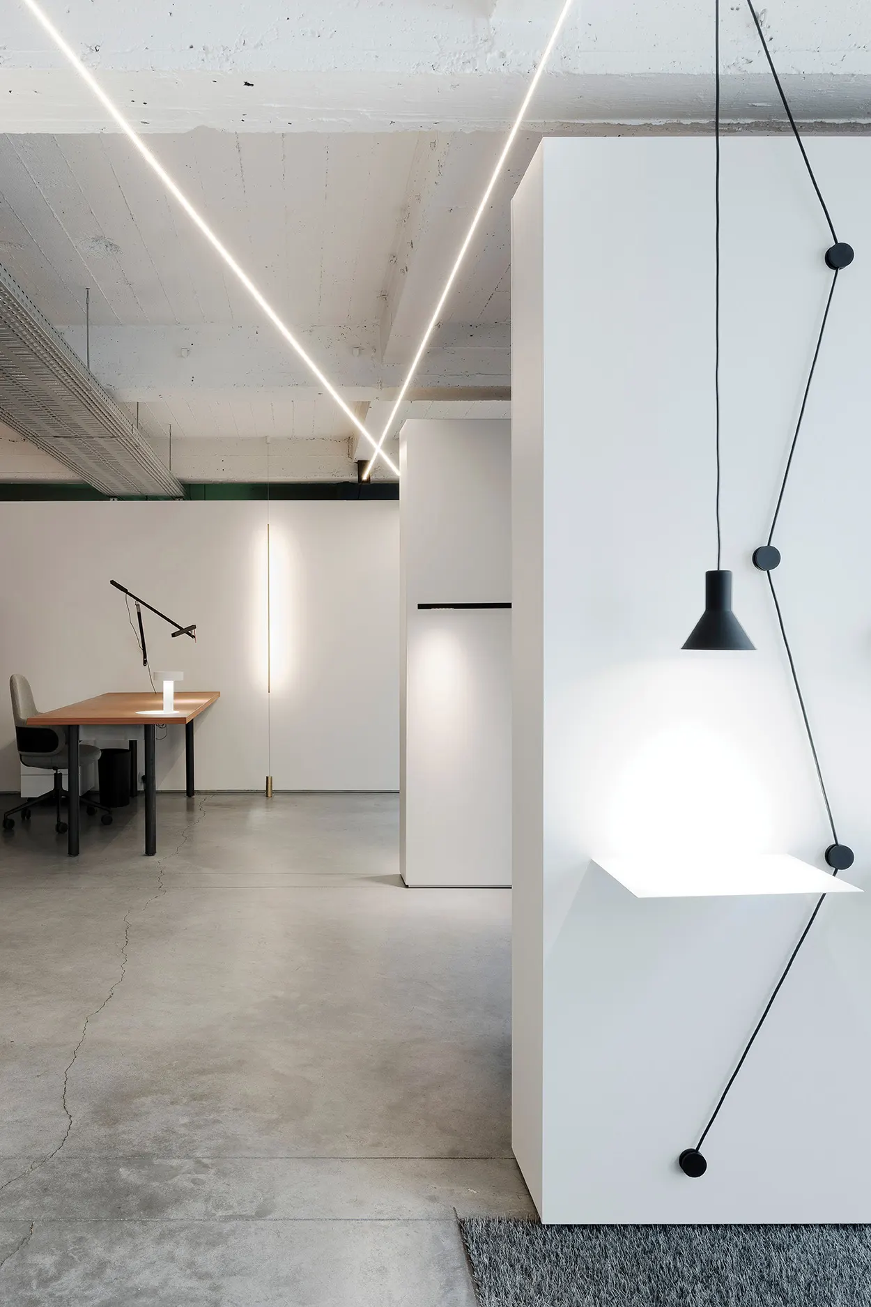 Witte volumes met lijnlampen in de showroom