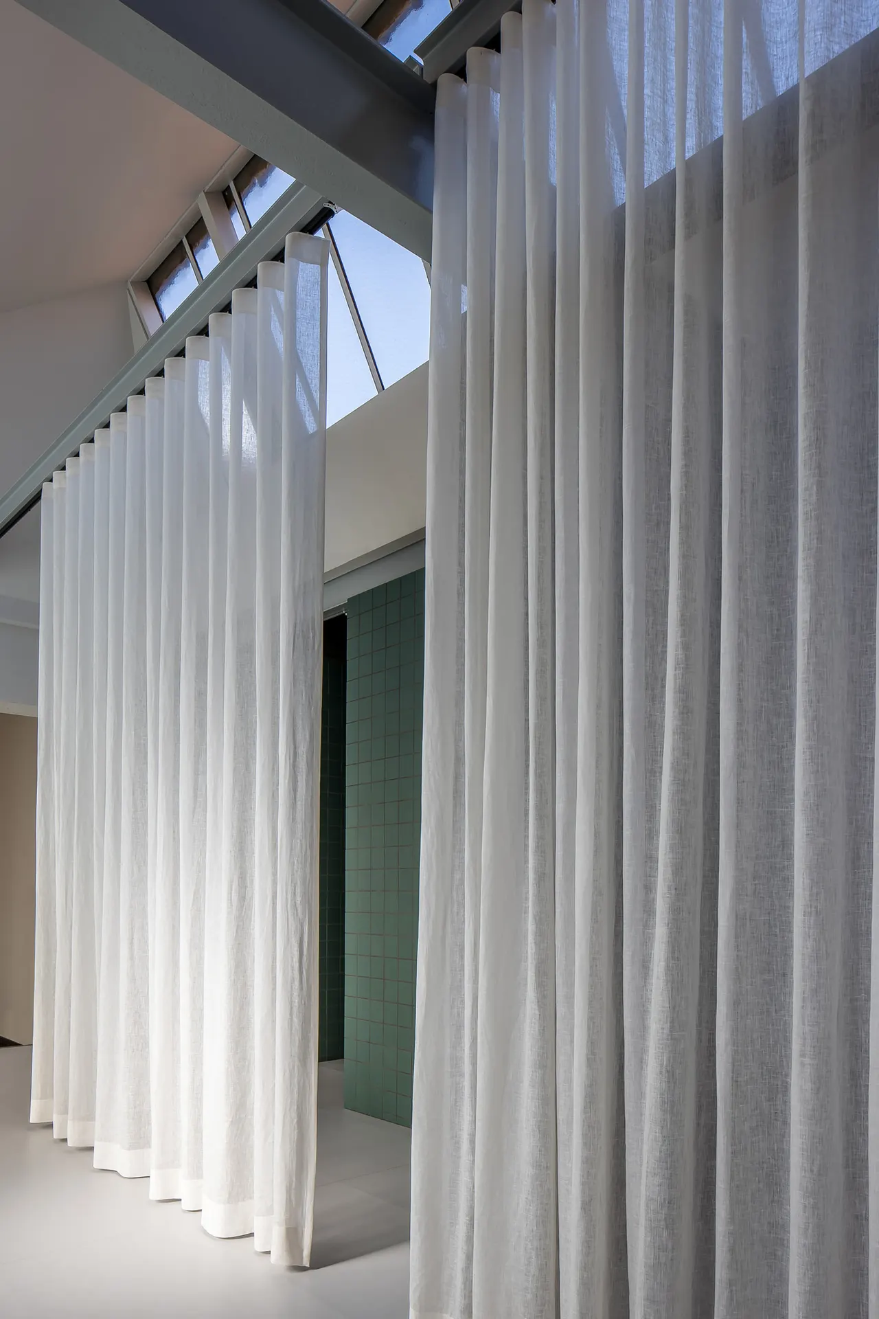 Linnen voiles onder de dakramen van de showroom