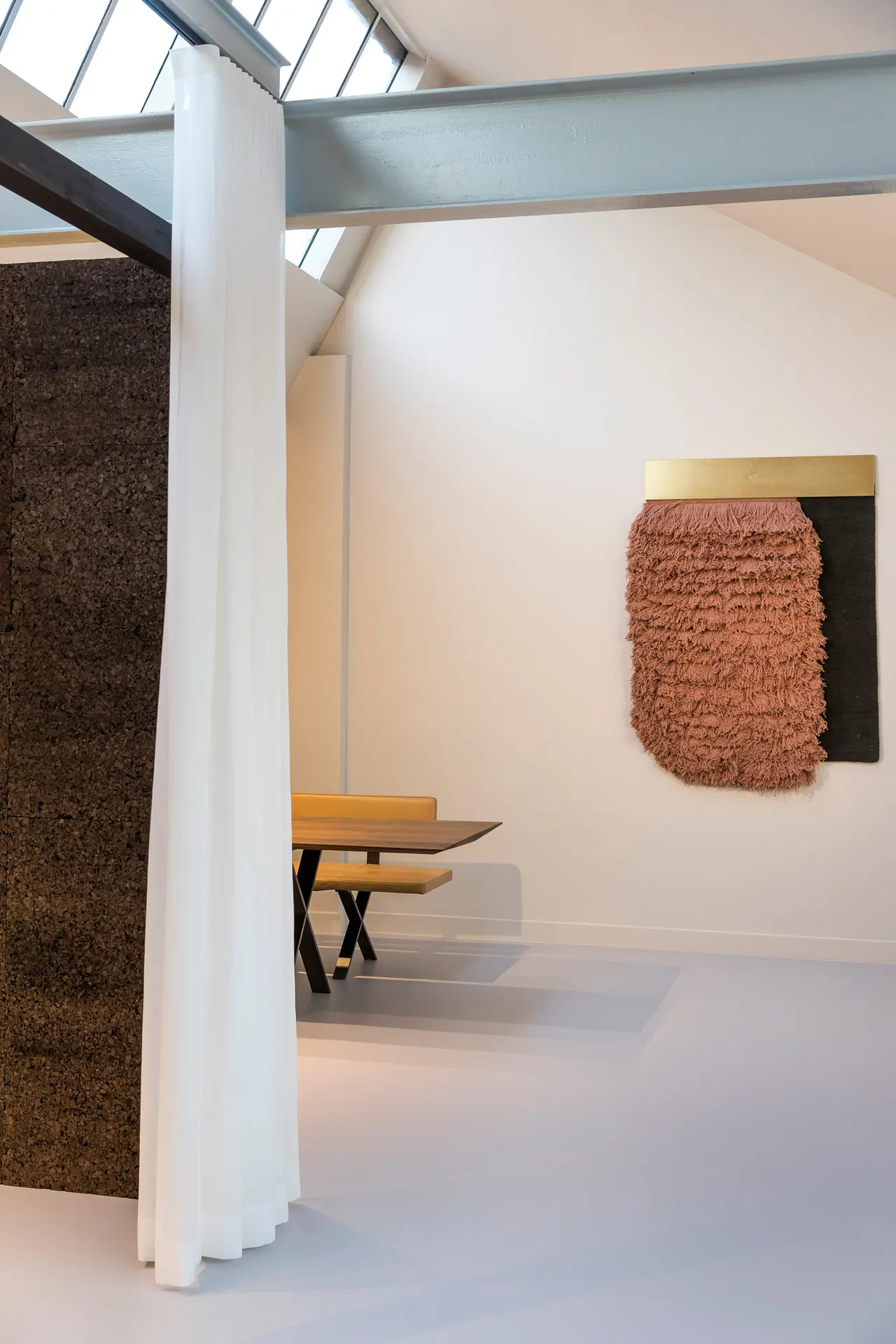 Blootgelegde bakstenen muur, linnen voile en tafel