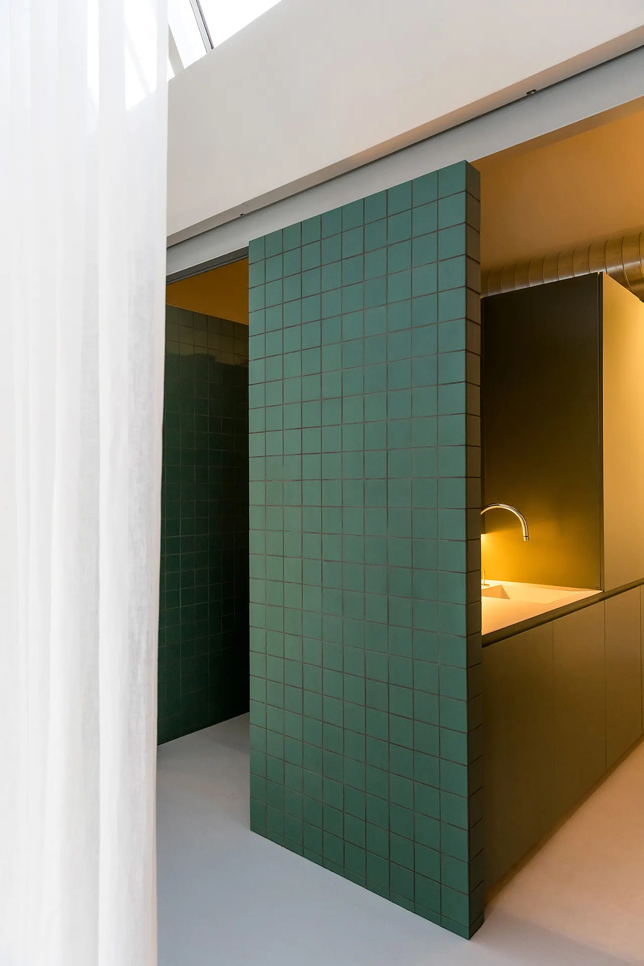 Groene kubus met tegelpatroon en warm licht