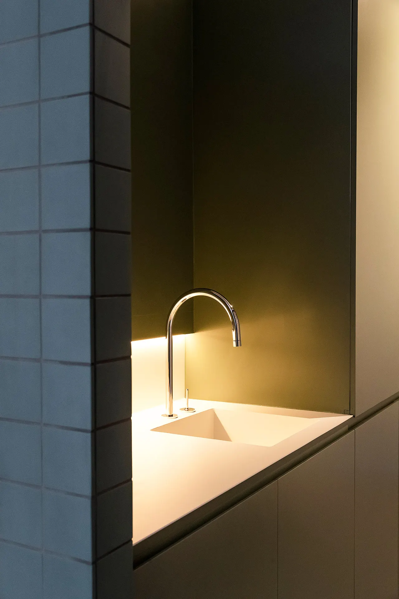 Kitchenette met kraan in een donkere nis