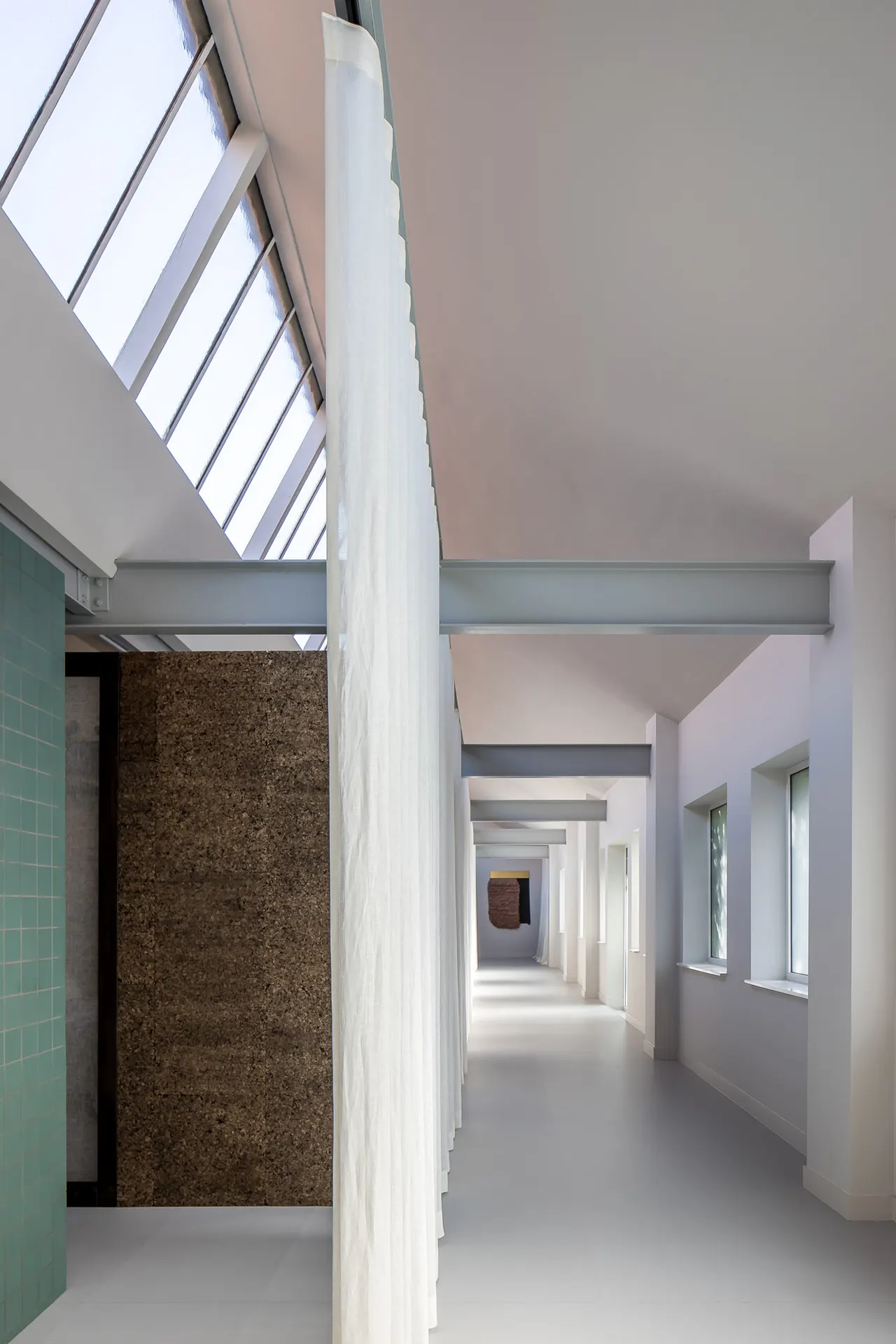 Gang met dakramen, voile en groene wand