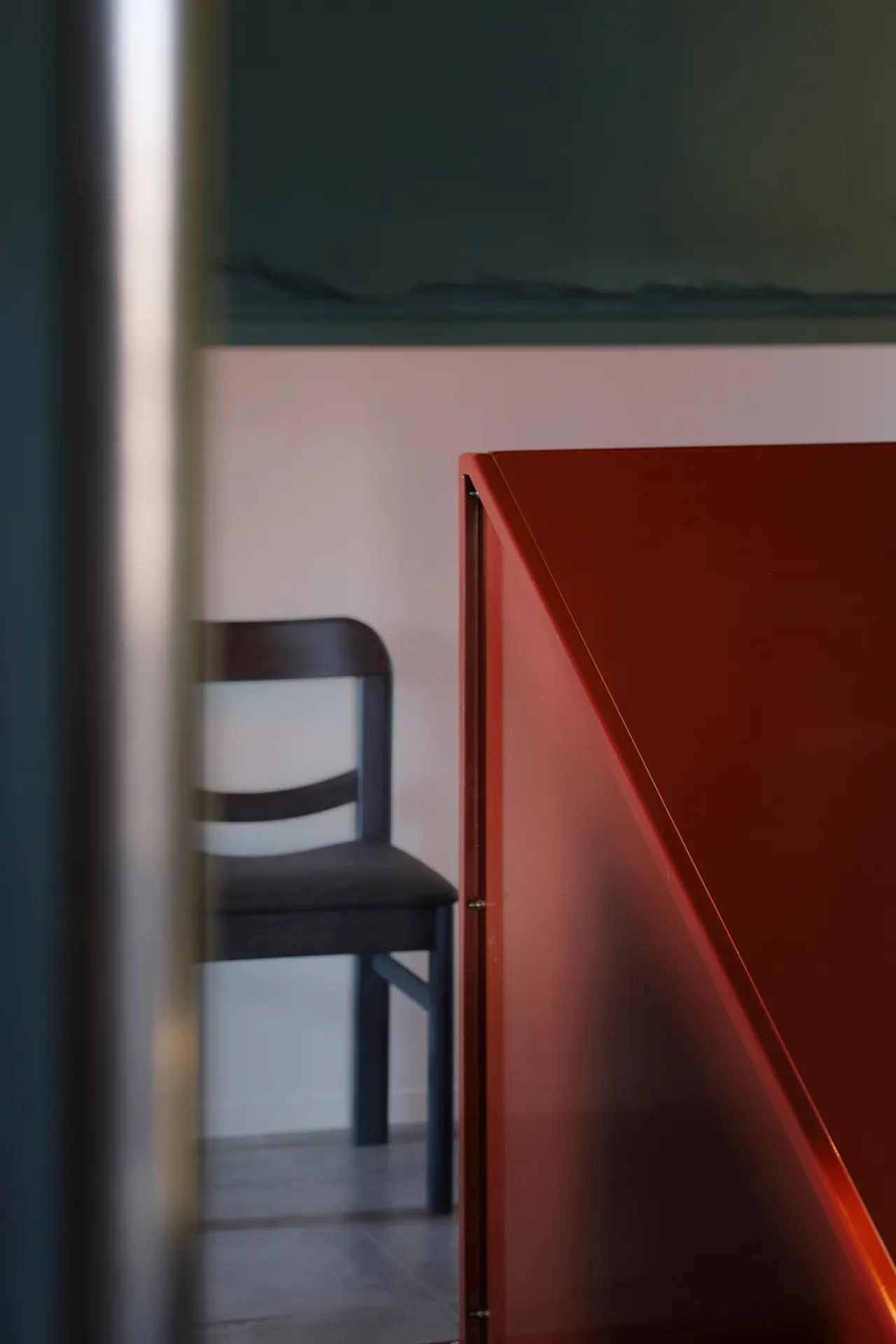 Stoel en rood paneel in de zaal van Vonk