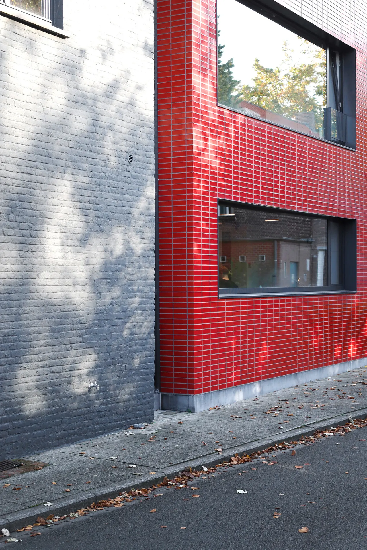Nieuw keukengebouw in roodgeglazuurde baksteen bij Vonk in Kachtem