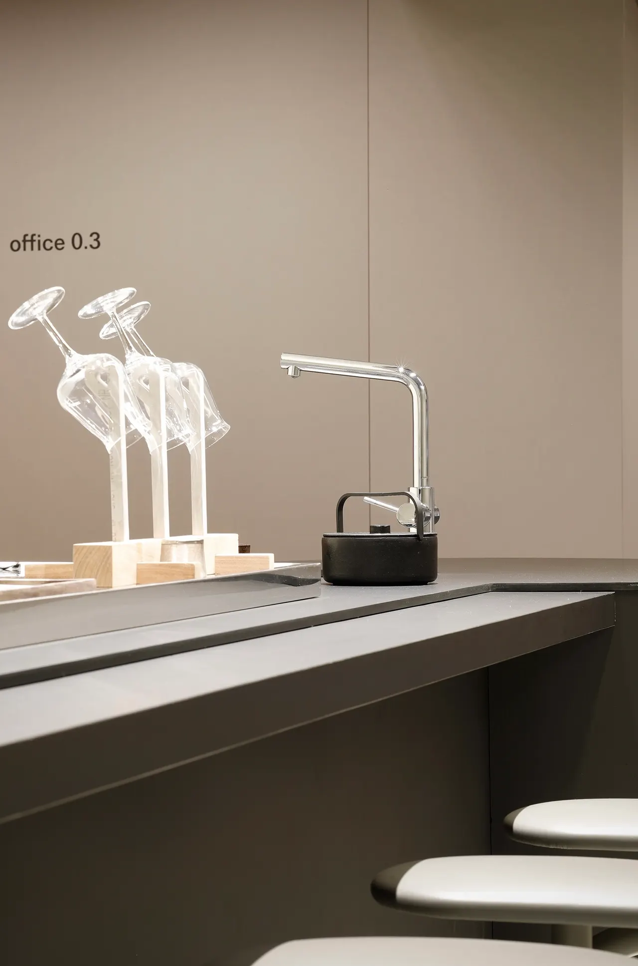 Werkblad met lamp en objecten in de showroom
