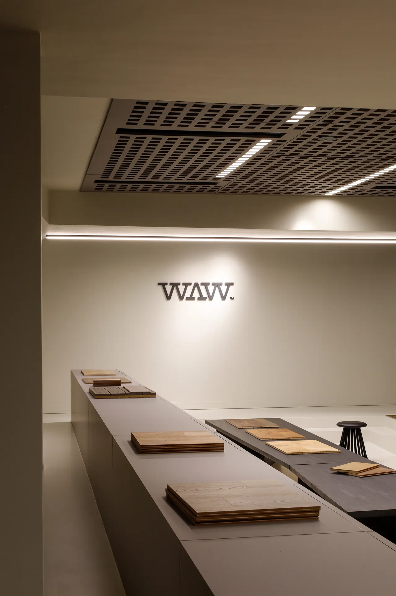 Ladewand met parketstalen en het logo van WAW